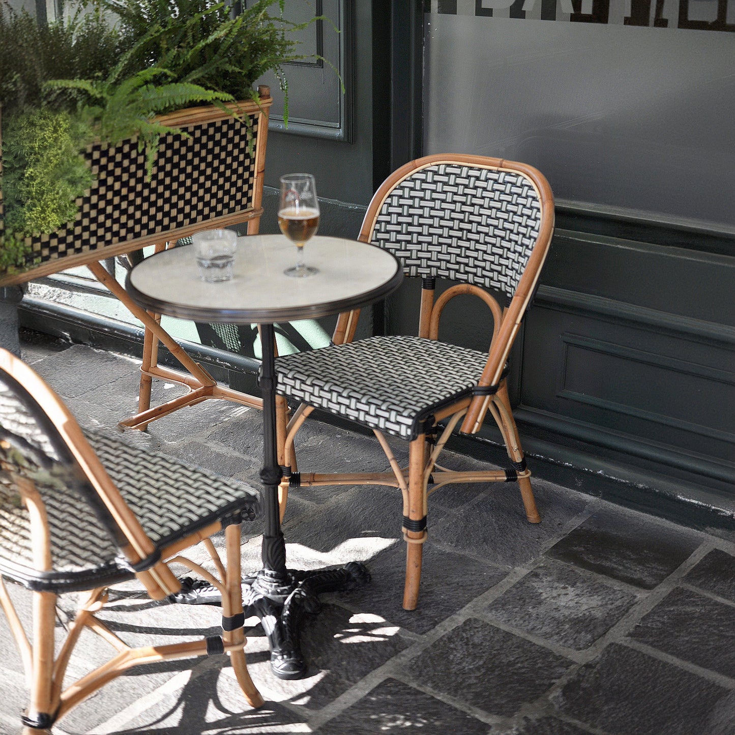 Table de bistrot en marbre de Carrare italien blanc - 51 cm Ø - Base en fonte noire