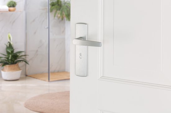 AXA Ensemble de quincaillerie pour porte intérieure (Curve Click) Aluminium poli : Poignée (modèle Curve) sur bouclier pour toilettes/salle de bains TL63-8 et serrure avec têtière blanche