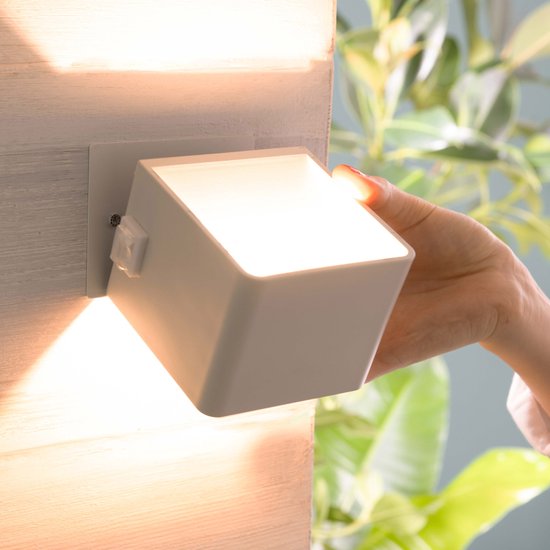 Brilliant ISEO - Applique murale rechargeable sans fil - avec détecteur de mouvement - IP44 - LED 4W - 300 Lumens - 3000K - avec indicateur de batterie - Blanc