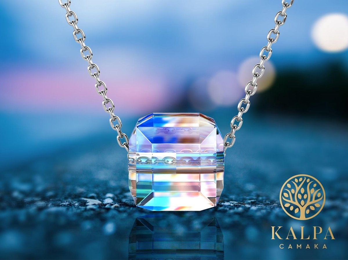 Yolora Collier pour femme avec pendentif en cristal Kalpa Camaka - Couleur argent - Plaqué or blanc 18K - Emballé - Cadeau de fête des mères