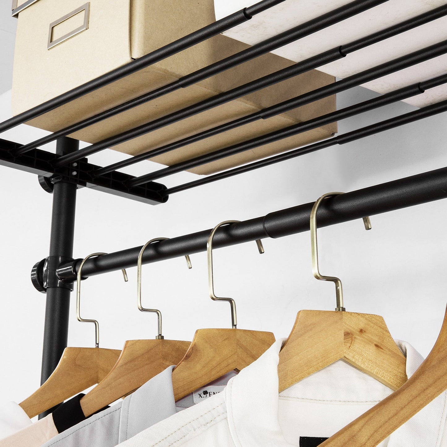 SoBuy Porte-vêtements - 1 barre 3 étagères et 1 fourche Porte-vêtements - 52-80 x 233-300 cm - Noir