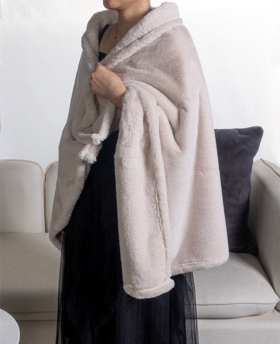 Cape Oxford - 75 x 150 cm - Ultra-douce et délicieusement chaude - Fausse fourrure 500 g/m² - Beige