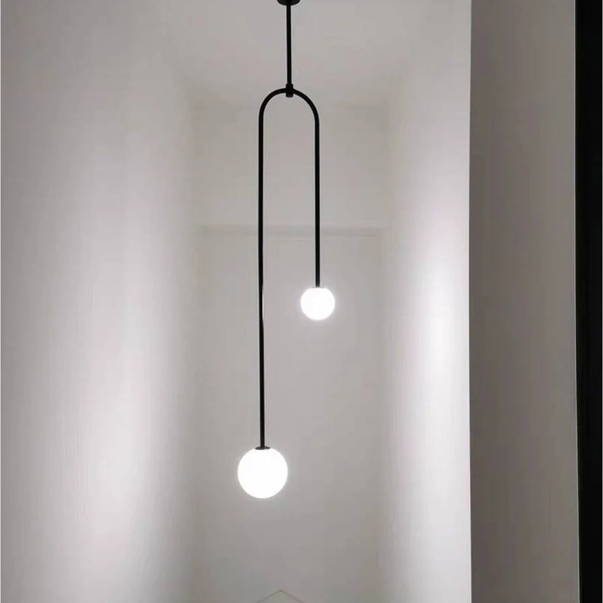 Suspension moderne Homary, noire avec boule en verre - 2 lumières, en forme de U