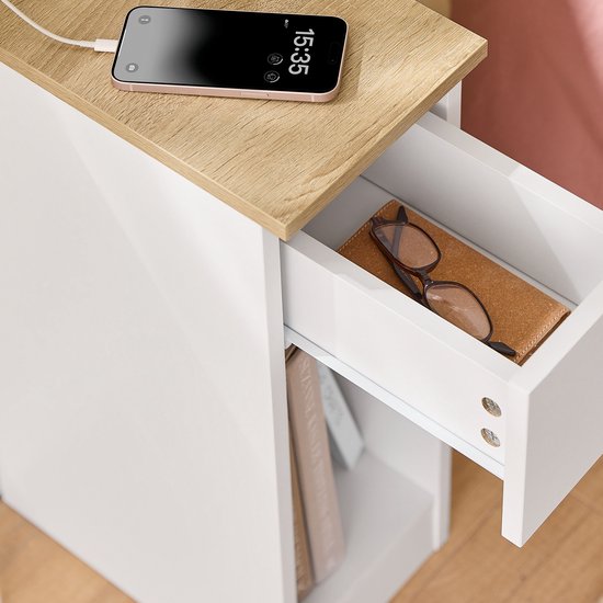 SoBuy Table de nuit mince avec station de charge, table d'appoint étroite avec prise standard, port USB et port Type-C pour chambre et salon, L20 x P35 x H60 cm, blanc, FBT111-E-WN
