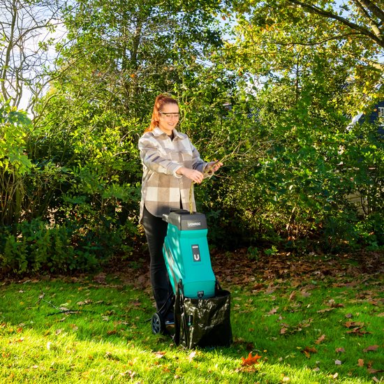 VONROC Déchiqueteuse/Broyeuse 2500W - Pour les branches jusqu'à Ø45mm - Sac de ramassage 45L et bâton de poussée inclus