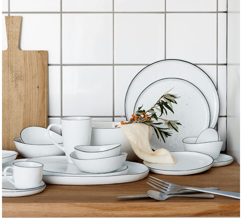 Broste Copenhagen - Assiette plate à sel - Lot de 4 - Ø28 cm - Grès blanc - bord noir peint à la main - Rustique & fait main - Va au lave-vaisselle et au micro-ondes