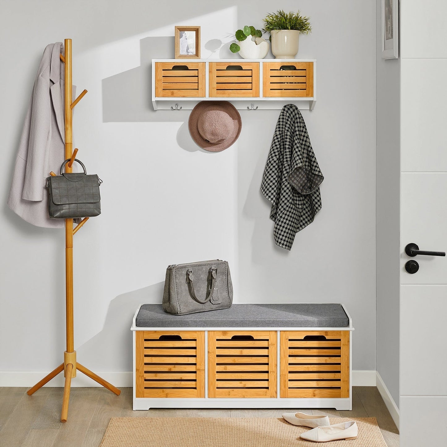 SoBuy Porte-manteau mural - Porte-manteau suspendu avec 3 paniers et 4 crochets - Max. 15KG - 80 x 25 x 20 cm - Blanc