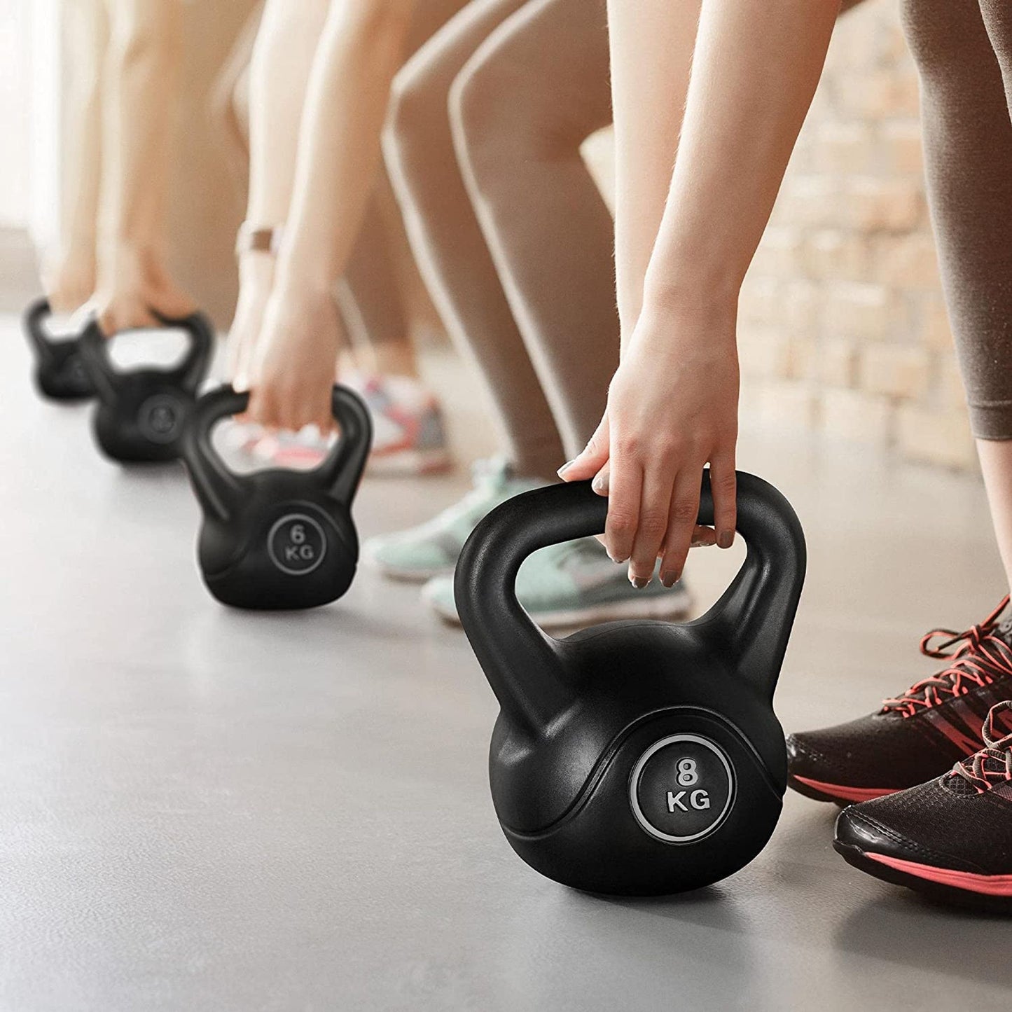 Ensemble de kettlebells Yaheetech 2 kg, 4 kg, 6 kg et 8 kg - Noir - Plastique et béton - 16,5 x 14 x 18,5 cm à 22,5 x 19,5 x 26 cm