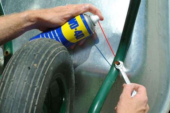 WD-40® Multi-Use Product Classic - Élimine l'humidité - Élimine les grincements et les craquements - Protège contre la rouille et la corrosion - Élimine les salissures - Sans silicone - 100 ml