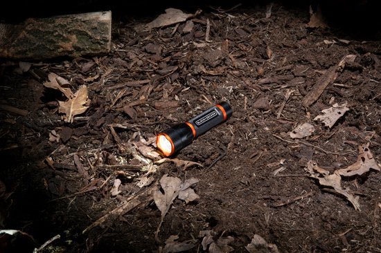 BLACK+DECKER Lampe de poche LED 60 Lumen - 1W - Pile AA (Excl.) - Portée 65M - 3 modes d'éclairage : Haut, Bas, Pulsé - Noir/Orange