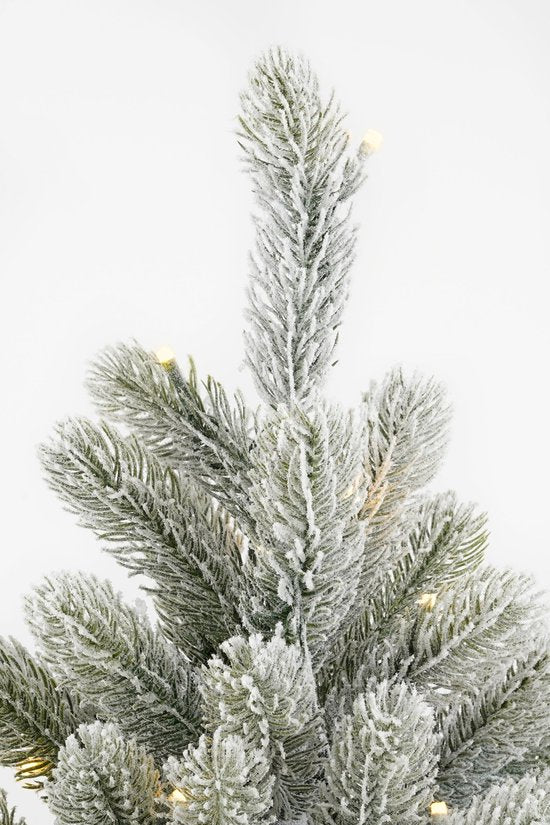 Black Box Trees Nagoya : sapin de Noël artificiel avec éclairage - Sapin artificiel H 90 x P 42 cm - Sapin de Noël artificiel aux branches enneigées - dans un pot en plastique - Décoration de Noël d'intérieur - avec pile et minuterie - 175 branches