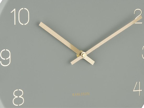 Horloge murale Karlsson Charm - Chiffres gravés, vert jungle - Petite - Ø 30 cm - Horloge murale scandinave