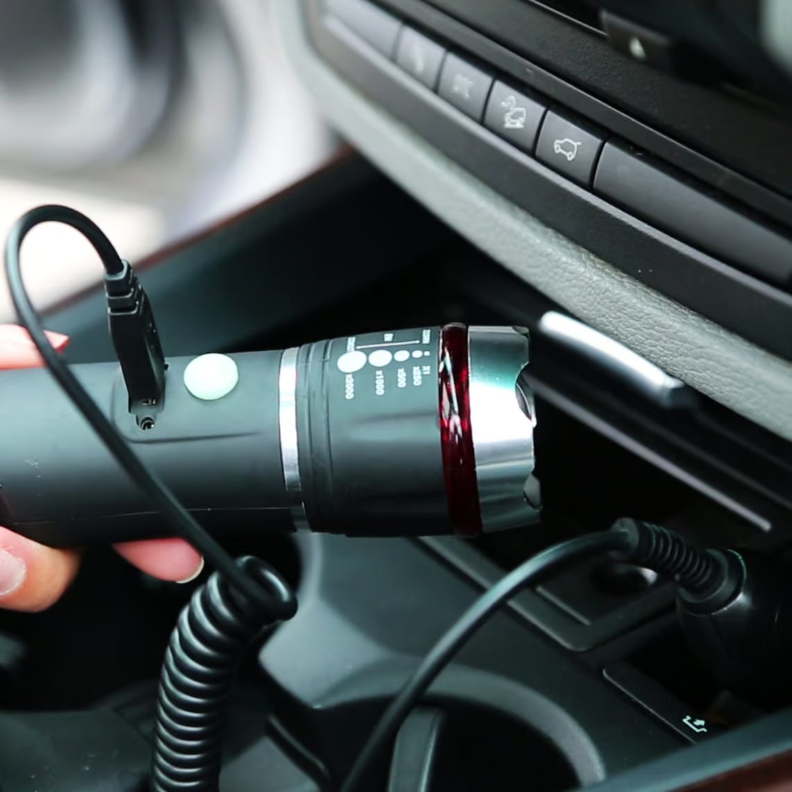 Lampe de poche LED Panta Safe Guard - Puissance lumineuse de 300 lumens - Trousse de secours intégrée - Rechargeable via USB - Résistante à l'eau et à la saleté
