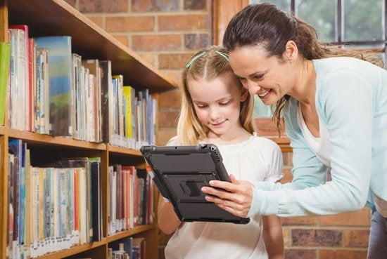 MAXCases Shield Extreme-X Noir avec support pour Pencil / Crayon Apple iPad 8 (2020) / iPad 7 (2019)