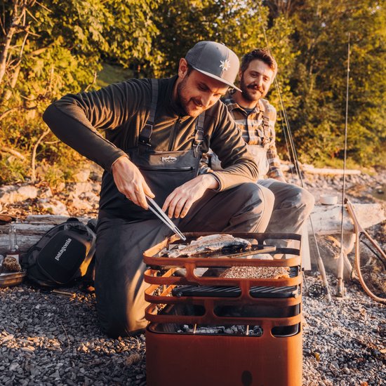 höfats CUBE : brasero à l'aspect rouillé, barbecue, tabouret et table pour le jardin et la terrasse, en acier inoxydable avec fonction d'extinction intégrée