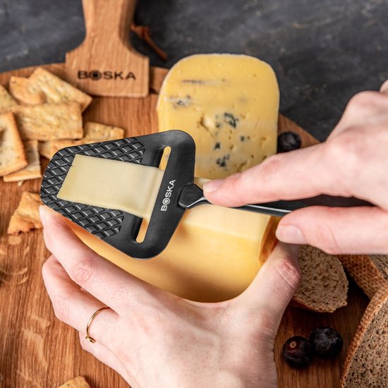 Boska Trancheur de fromage Monaco+ foncé - Trancheur de fromage design - Trancheur de fromage à pâte dure - Trancheur de fromage foncé - acier inoxydable - Trancheur de fromage lavable au lave-vaisselle - Conseil cadeau - Ustensiles de cuisine - Accessoir