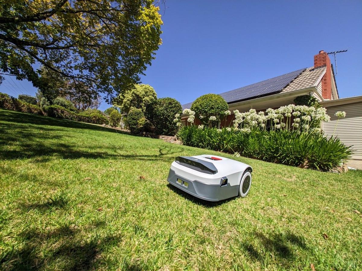 Tondeuse robot Anthbot Genie 800 - Silencieuse et efficace - Adaptée aux jardins jusqu'à 800 m²