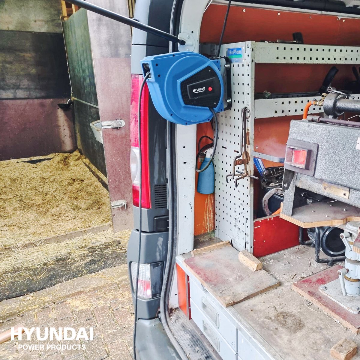Enrouleur de câble mural Hyundai 15 m 3x1,5 mm² rétractable automatiquement bleu - support mural pivotant - 3200 W