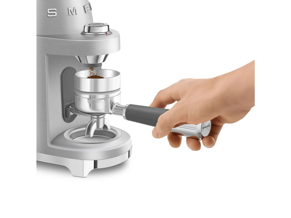 Moulin à café Smeg en aluminium CGF02SSEU – Meule conique avec 50 niveaux de mouture – Argent / Acier inoxydable