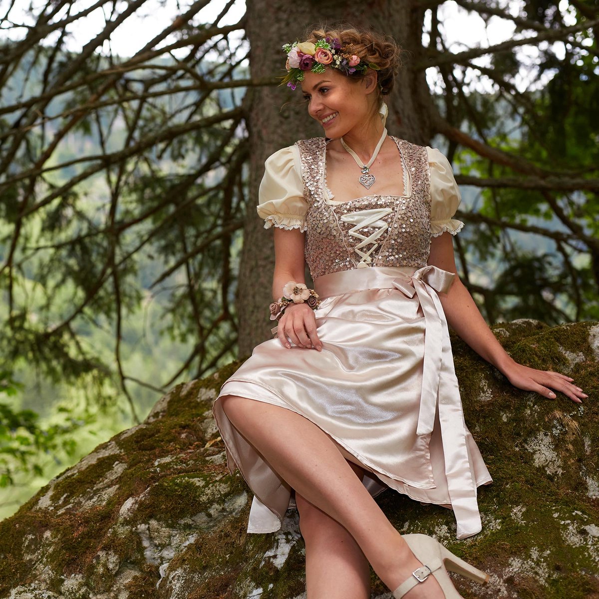 Dressforfun - Mini Dirndl Burgau Model 1 - Dirndl court et ajusté en beige avec paillettes et satin brillant - Taille XL