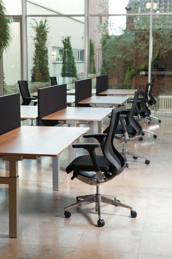Chaise de bureau - 105, piètement chromé, assise et dossier en cuir noir/noir, accoudoirs.