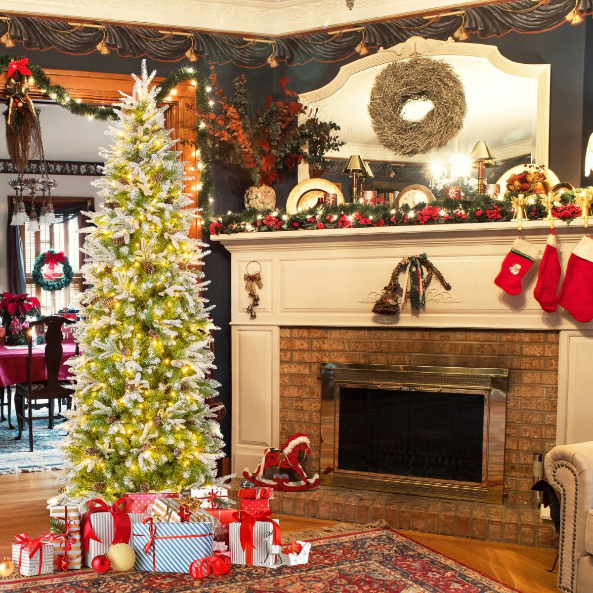 Coast Artificial Christmas Tree 225 cm Green/White - Pre-light with Warm White LED - Hinge construction - 913 Branches - With Snow and Pine Cones