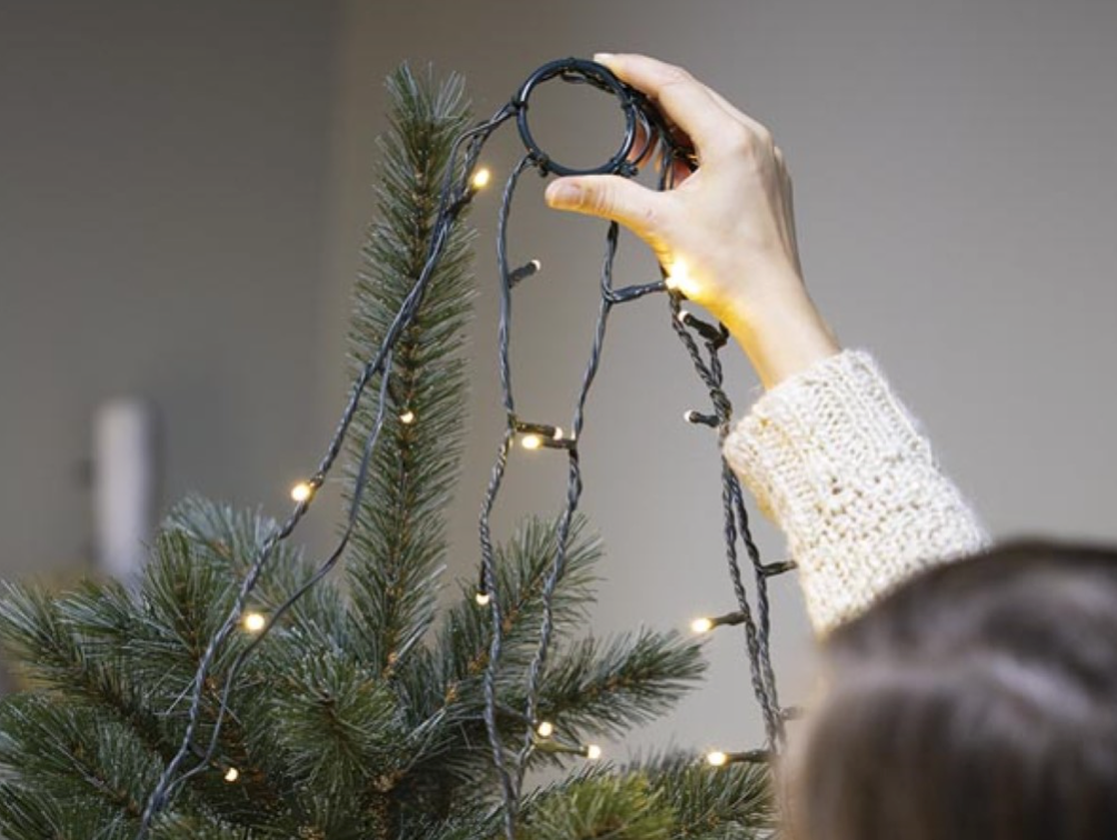 Vellight Atria LED For Tree – Guirlande lumineuse de Noël pour sapin – Équipée d'un anneau pratique avec des guirlandes lumineuses, de LED à faible consommation d'énergie et d'un adaptateur résistant aux intempéries – Pour l'intérieur et l'extérieur – Ver