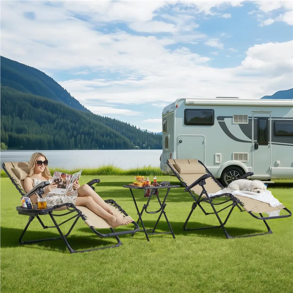Yaheetech Lot de 2 chaises longues avec table d'appoint - Beige - Chaises longues de jardin pliables « Zero Gravity » avec oreiller et porte-gobelets
