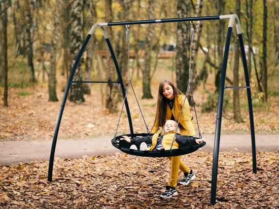Balançoire « Nest » en métal AXI, couleur anthracite/crème - Ensemble de balançoire autoportante avec structure et balançoire « Nest » Ø 120 cm - Ensemble de balançoire pour enfants