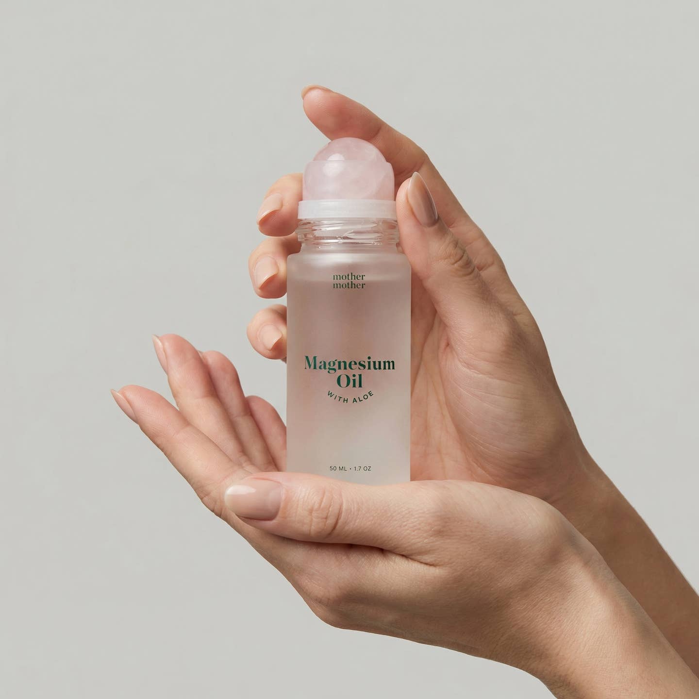 Huile de magnésium Mother Mother en roll-on à l'aloès et à la pierre de quartz rose - 50 ml - Flacon en verre transparent
