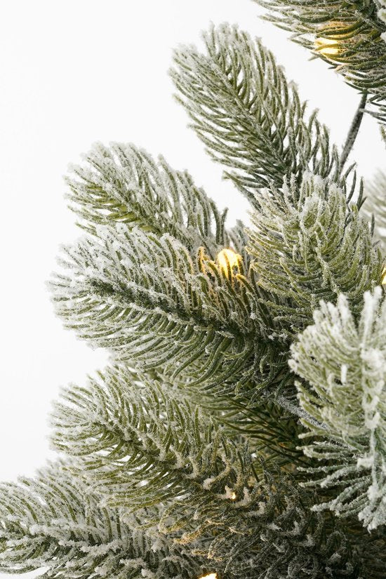 Black Box Trees Nagoya : sapin de Noël artificiel avec éclairage - Sapin artificiel H 90 x P 42 cm - Sapin de Noël artificiel aux branches enneigées - dans un pot en plastique - Décoration de Noël d'intérieur - avec pile et minuterie - 175 branches