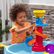 Table à eau Step2 avec toboggan en spirale 66 x 66 x 57,1 cm – Bleu/Rouge – Lot d'accessoires de 13 pièces