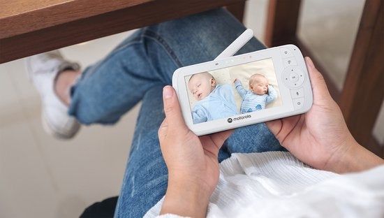 Motorola Babyphone avec écran divisé de 5 pouces et 2 caméras - Vision nocturne - Microphone intégré