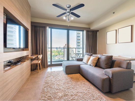 Bestron Ventilateur de plafond avec éclairage, 3 vitesses et très grande portée de Ø102cm, incl. fonction été/hiver, 3 x GU10 LED, 50Watt, DLHB42S, couleur : argent/bleu