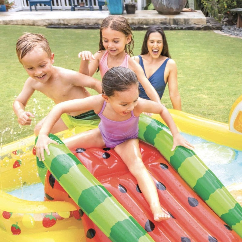 Piscine gonflable pour enfants - Avec toboggan - Fruit - 244 x 191 x 91 cm + carreaux en mousse bleue pour piscine 9 pièces