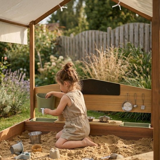 AXI Meli Bac à sable et maisonnette 120 x 120 cm avec cuisine jouet – Marron – Avec toit – Bois FSC – Avec tableau noir, réservoir d'eau et set de cuisine jouet 6 pièces – Avec 2 bancs - Toile de protection incluse – Garantie de 10 ans