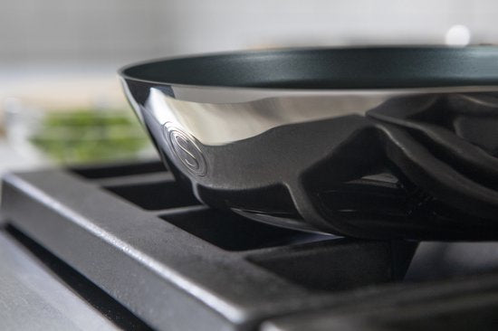 Saveur Selects – Série Voyage - Poêle à frire 30 cm - avec couvercle - Poêle antiadhésive - Acier inoxydable triplex - Compatible avec l'induction et toutes les autres sources de chaleur - Résistante au four jusqu'à 260 °C – Lavable au lave-vaisselle - 10