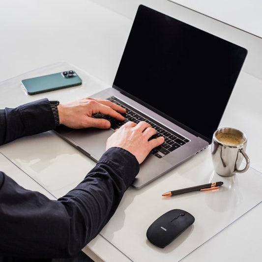 WURK Professional Desk Pad Transparent - Organisateur de bureau - Inclut un clip pour câble - 80x40