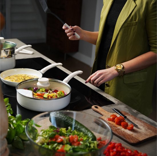 COOCK Batterie de cuisine à induction 19 pièces - Revêtement spécial antiadhésif - Poignées ergonomiques à froid - Aluminium recyclé - Ensemble de poêles à frire - Ensemble de casseroles - Blanc - Sous-verres et livre électronique inclus