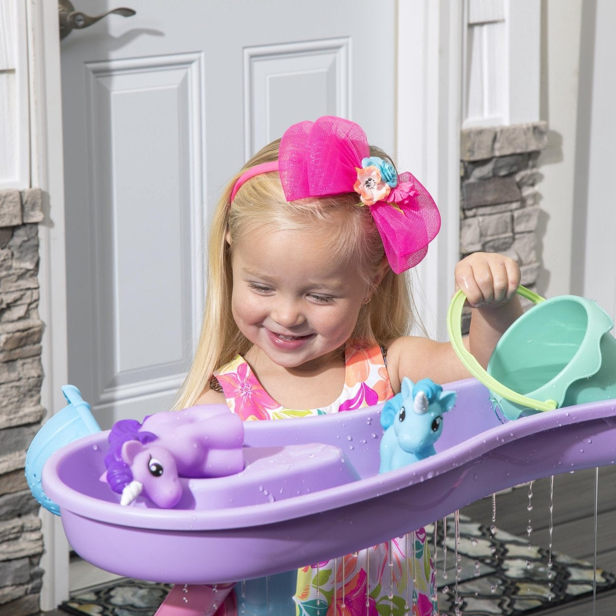 Step2 Rain Shower Splash Unicorns Water Table - Licorne avec 13 pièces d'accessoires - Jouet d'eau pour enfant - Table d'activité avec eau pour jardin/extérieur