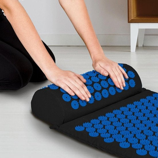 LifeGoods Tapis d'acupression avec coussin - Tapis Shakti - Tapis pour ongles avec 2 balles pour points de déclenchement - 66x40x2cm - Noir/Bleu