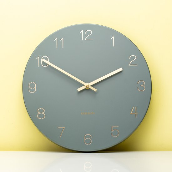 Horloge murale Karlsson Charm - Chiffres gravés, vert jungle - Petite - Ø 30 cm - Horloge murale scandinave