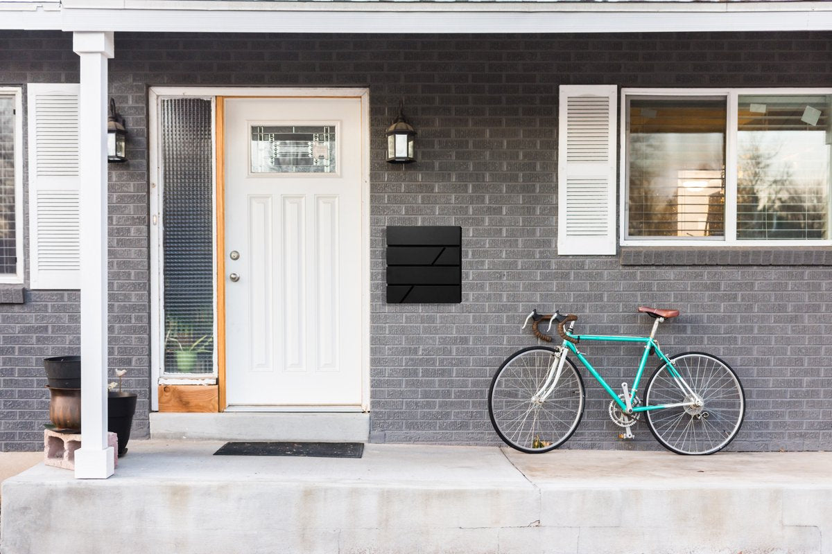 BRASQ Deluxe Letterbox Black 37.5 x 36.5 x 11 cm - Boîte aux lettres murale avec serrure et compartiment à journaux - Comprend le matériel de montage et 2 clés