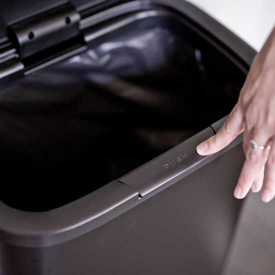 QLT Push Lid Trash Can - Poubelle avec ouverture par bouton poussoir - Poubelle - 55 litres - 42 x 28,5 x 62,5 cm (LxLxH) - Noir