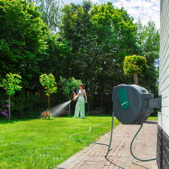 VONROC Wall Hose Box - Comprend un tuyau d'arrosage de 25 m, un tuyau de raccordement, une buse, des raccords et un robinet - Système d'enroulement automatique