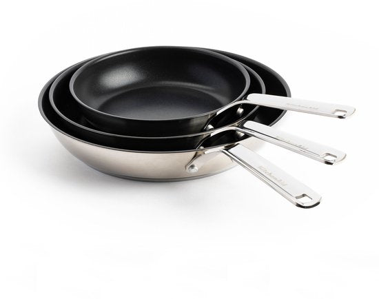Ensemble de poêles en acier inoxydable KitchenAid, 3 pièces, 20/24/28 cm - Revêtement antiadhésif sans PFAS - Ensemble de poêles compatible induction - Poêle en céramique - Résistant au four jusqu'à 220 °C - Argent