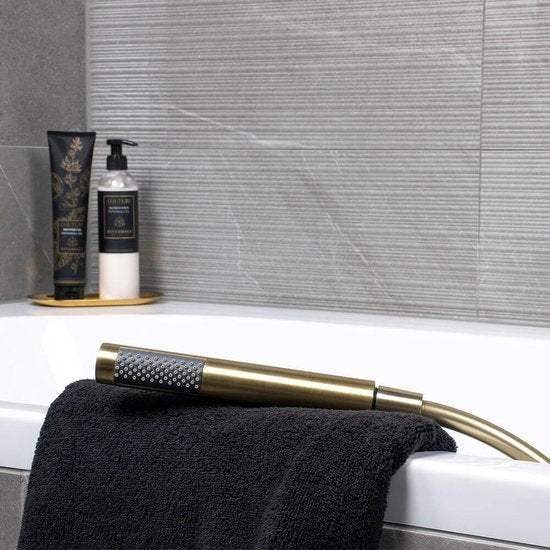 Douche à effet pluie thermostatique Regn avec fonction « cool touch » et tablette, finition or brossé