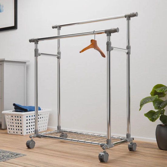 Porte-vêtements en métal sur roulettes