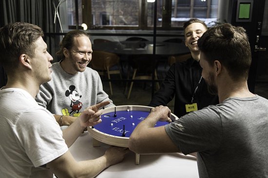 Jeu de société Klask pour 4 joueurs - Jeu magnétique - Jeux de société pour adultes et enfants