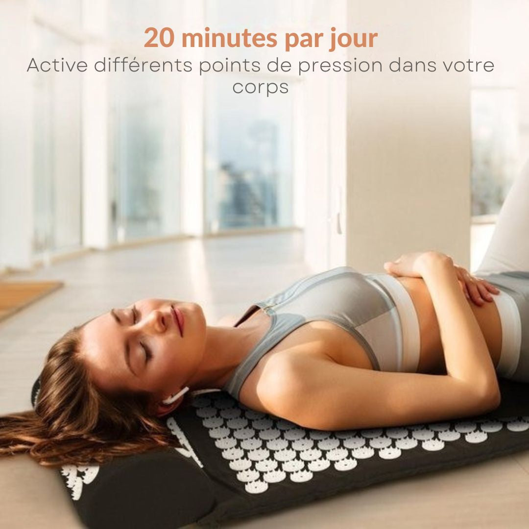 Tapis d'acupression avec coussin LifeGoods - Tapis Shakti - Tapis pour relaxation avec 2 balles - 66x40x2cm - Noir/Blanc